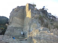 15:57
ちょっと離れてみると、ご覧の通り‥
この岩峰は親不知と言います。
鷹取山一帯はロッククライミングの練習地として有名ですが、鷹取山安全登山協議会の登録が必要です。