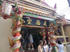 ホテルの近くにある中国系の色が濃い？ワット・フアラムポーンです。
多くの中国系の人たちが、参拝に訪れています。