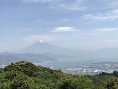 5分で日本平駅に到着し、その先の展望台に登ったところ。
富士山が見られので、来たかいがありました。