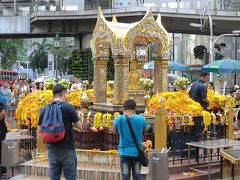 バンコクの3大パワースポットの一つの「エーラーワンの祠」です。
1953年に建てられてあまり大きくはありませんが、多くの人が訪れています。
入り口付近には、お供え物（線香、花輪、ろうそく）を売る人がたくさんいます。