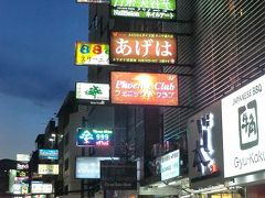 タニヤ通りに来ました。
名古屋で言えば錦3丁目といったところでしょうが、そんなに規模は大きくなくて通り1本にカラオケ店や居酒屋が並んでいます。手前には、牛角の看板が見えます。
まだまだ時間も早いので、呼び込みの店員さんばかりが目に入ります。