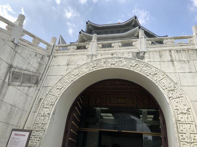 円形の入門どころを抜ける。韓ドラでよく見る丸い入り口を思い出す。