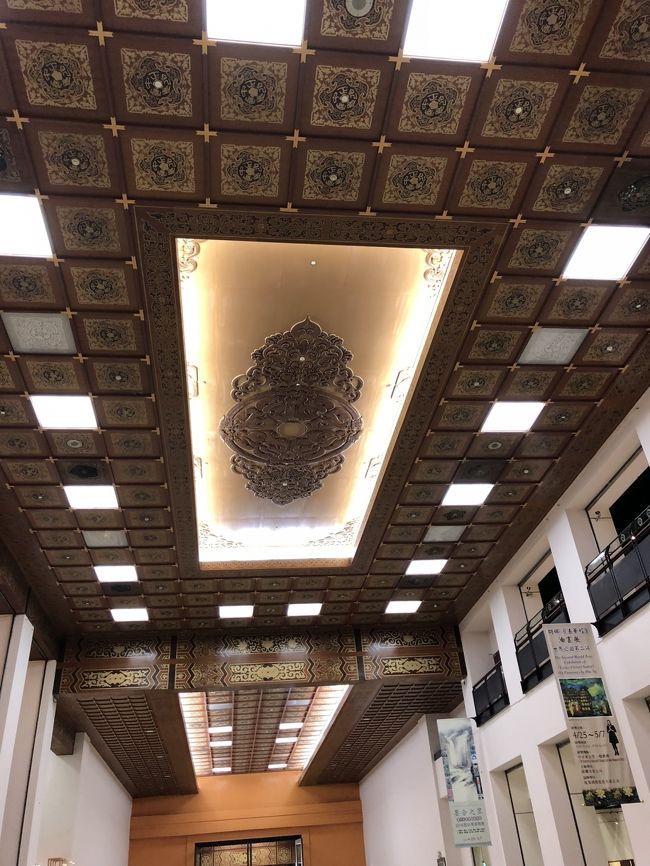 重厚な天井に目を奪われます。