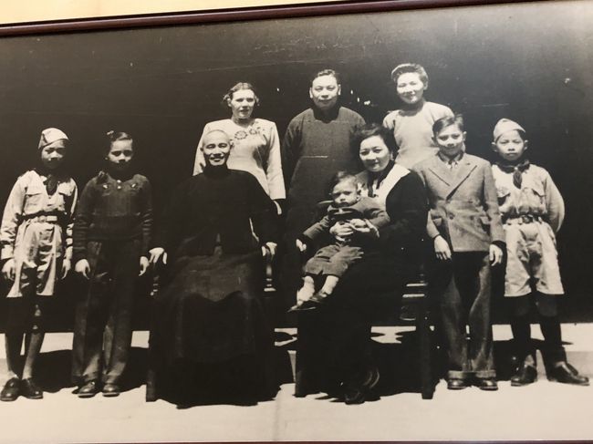 蒋介石さんの最後の妻 栄 美齢さんと後列の先妻さんの息子さん。息子さんの横に佇む奥様はロシア人との事です。その末裔の方はイケメンの方で最近ウエブで探しました。