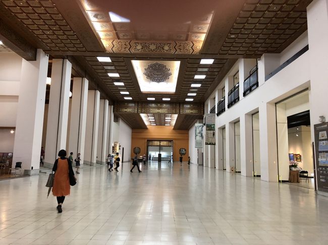 私の先を急いで案内して下さった呉さん。<br />一つ残らず情熱的に説明して頂き感謝しています。??你?