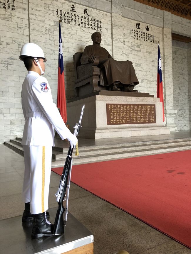 蒋介石さん像の左右に一人づつ立って警護される衛兵の方です。<br />凛々しいお姿? 身長 体重 勤務成績 身内に犯罪歴が無いか、その他条件が必要だそうです。