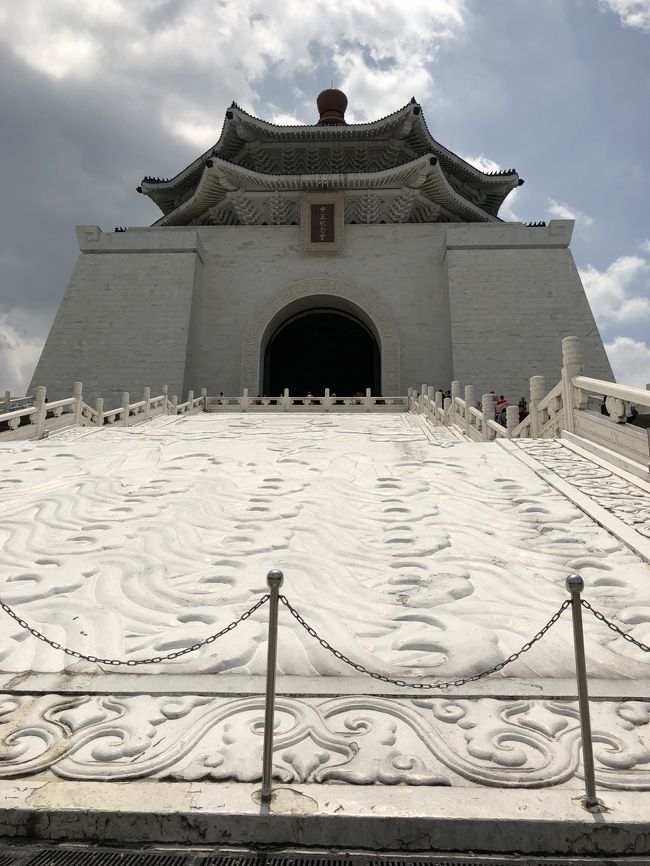 下から見上げると紫禁城ふうのスロープの作りになってるように見えました。