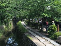 哲学の道を銀閣寺の方から東に歩いて行きました

桜の時期のような混雑はありません

喫茶店「再願」の前を通って、少し先の橋を渡って登って行きます

突き当たりの分岐を右に行くと法然院、左に行くと銀閣寺になります