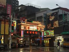 台北周辺に戻ってきたらまた雨。お天気は仕方ないけどせっかくなので夜市を歩きます。