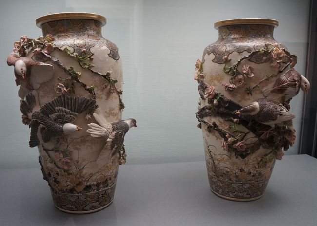 初代 宮川香山「高浮彫桜ニ群鳩大花瓶」明治前期<br />初代 宮川香山は、日本の陶芸家。明治時代の日本を代表する陶工。高浮彫、真葛焼（横浜焼）の創始者。