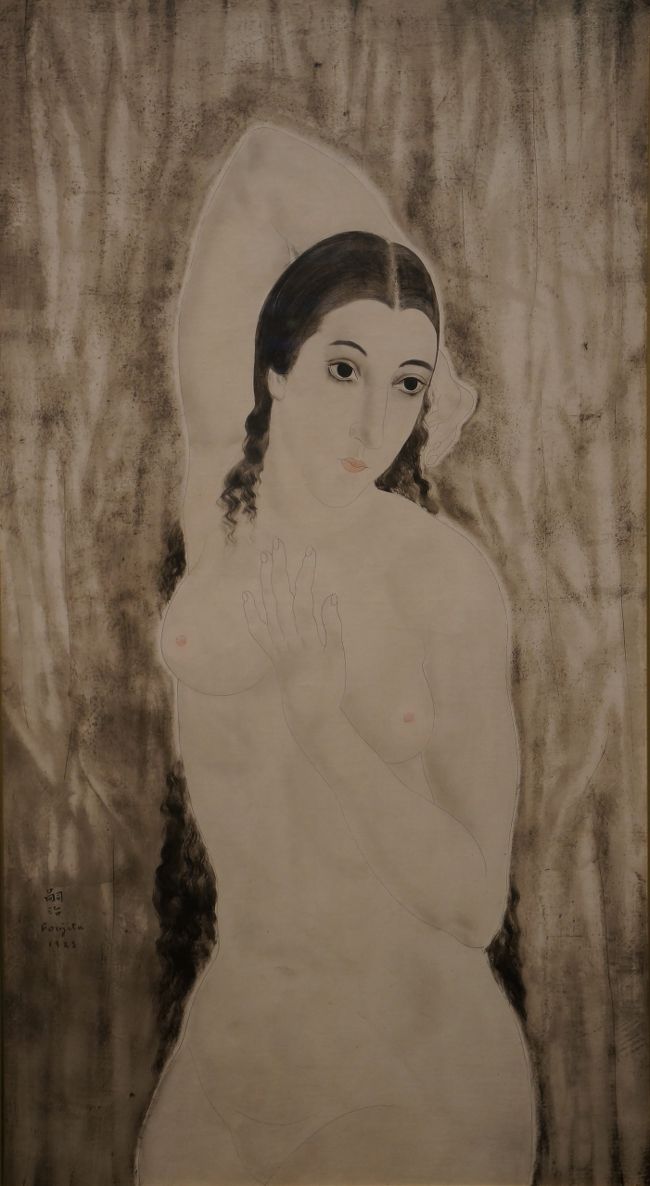 藤田 嗣治「腕を上げた裸婦」1923年<br />素晴らしき乳白色と評された独自の絵肌により、藤田がパリでの名声を築き上げた1920年代前半の典型的な裸婦像。