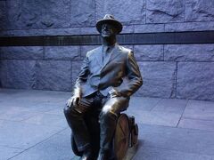 バスを降りての観光。
英語でのアナウンスなので、100%は理解できませんでした

Franklin Delano Roosevelt Memorial