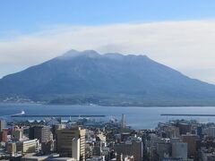 錦江湾をはさんで美しい桜島が見えていました（２０１４年１２月撮影）