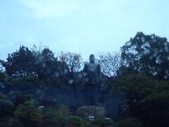島津斉彬公を祀った照国神社の前を通った後、鶴丸城跡に向かって走ると西郷隆盛銅像があります。没後５０年に建てられたこの銅像は台座と合わせて８ｍもの高さになります。（車窓から）