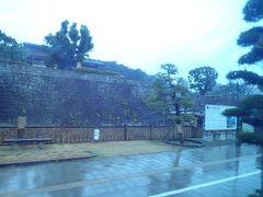 鶴丸城跡（車窓から）

照国神社、西郷銅像、鶴丸城跡へはこの日の午後歩いてみることにしました（そちらの記事はのちほど）。
