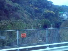 ＪＲ鹿児島本線を跨ぎ越します。