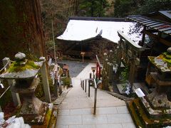 由岐神社です。
屋根に雪が積もっています。
とても綺麗な神社でした。