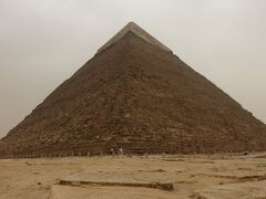 真ん中にあるカフラー王のピラミッドまで戻りました。
