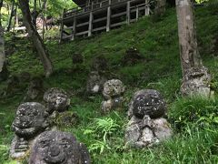 食後は歩いて坂を登り愛宕念仏寺 ( おたぎねんぶつじ ) へ

山門を入ると坂道にも羅漢があります

私の好きなお寺の一つです

化野念仏寺まで来る人はいますが、こちらまで来る人は少ないですね