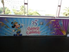 ディズニーリゾートラインの各ステーションのホームドアには35周年のミッキー達が描かれています。