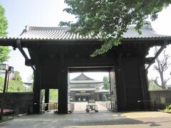 現在東京国立博物館があるところに寛永寺の本坊がありましたが、上野戦争で焼失し、表門のみ戦火を免れました。その後焼け跡に帝国博物館が建設され表門は正門として使用されました。更に関東大震災で博物館が倒壊し、現在の東博本館を改築する際に、表門は現在の両大師境内に移築されました。
数々の災難を乗り越えてきた寛永寺旧本坊表門は、重厚で見るものを圧倒する存在感があって良かったです。