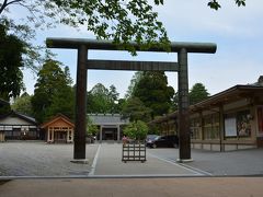 高岡城址の中に、射水神社があります。
国幣中社で、ニニギを祭神としています。
結構広いです。
本丸跡でしょうか？
