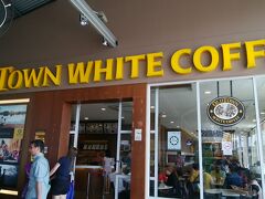 そう言えばナシレマ食べ忘れてる・・・
と思って見つけた、クアラルンプールでも利用したOld Town WHITE COFFEE発見！