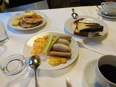 ミュンヘン　プラッツホテルの朝食です。６時半からなので　出発が早い朝は有難いです。しかも大変種類が多くて　白ソーセージはじめソーセージ、ハム、サラダ、パン各種、ジュース等　どれも美味しくて大満足でした。