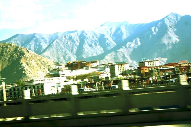 拉薩を出発です。ポタラ宮が見えます。