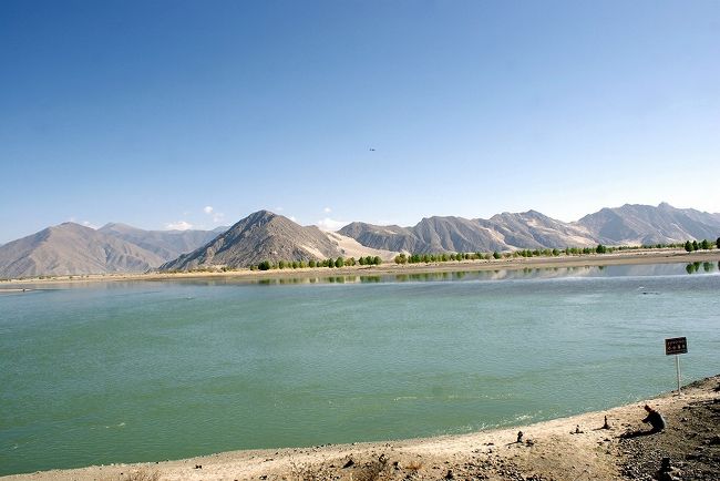 拉薩空港辺りです。