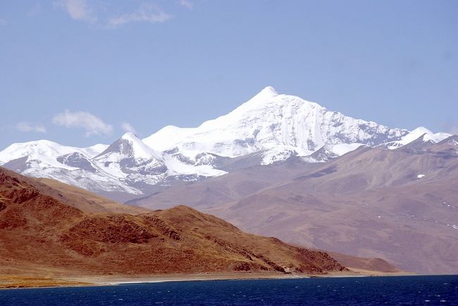 湖畔沿いからのノジン・カンサン（乃欽康桑雪山）です。