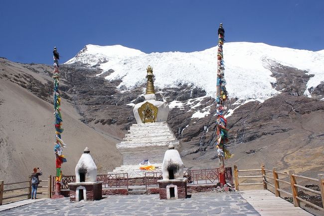 現在の場所はカローラ氷河５０２０ｍと山はノジン・カンサン（乃欽康桑雪山）７１９１ｍです。