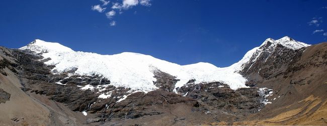現在の場所はカローラ氷河５０２０ｍと山はノジン・カンサン（乃欽康桑雪山）７１９１ｍです。