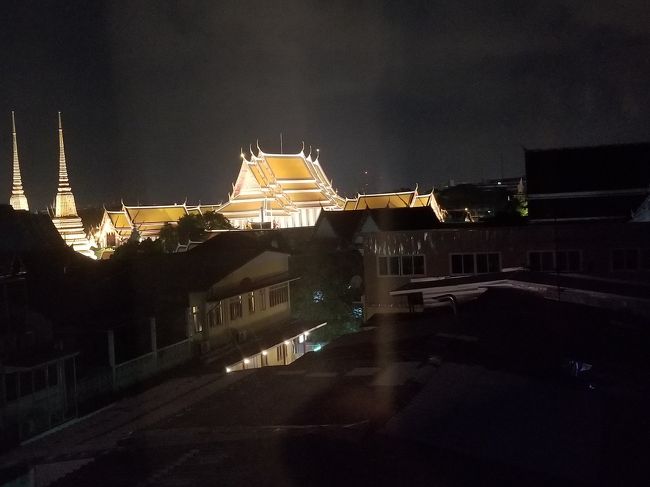ベッドルームからの夜景です。<br /><br />ワットポーが見えます。