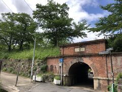 【ねじりまんぼ】
　地下鉄蹴上駅から南禅寺に行く近道としてこのトンネルがあります。
｢ねじりまんぼ｣と変な名前で呼ばれています。煉瓦がねじったように斜めに積まれているからだそうですが…。