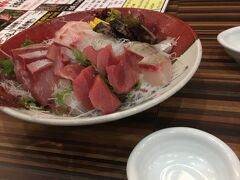 ＪＲで広島駅に戻ったので、最近新しくできたという駅ナカグルメスポットへ。
北口のekie 1F
魚魚一（とといち）でお魚を食べました。