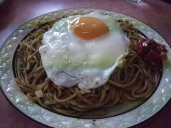 初めての横手ヤキソバ。
麺がじゃかん平麺なのかな。
噛み心地はモッチリではなく、ブツッてかんじ。
ちょっとシャバってしてて、一旦カリッと焼いたモチっとした大分ヤキソバが好みな私にははまらなかったかな。