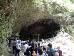 神様たちがが会合したという祠にある神社で行列です。