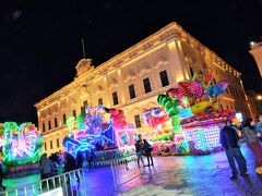 雨が降ってきました
急いでアッパーバラッカガーデン近くまで戻ってきました
時刻は18：20　もう真っ暗です。
電飾で輝く山車がパレードの待機中です。
ライトアップされている建物は、
オーベルジュ・ドゥ・カスティーユ　首相官邸です。