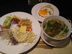 3日目のホテル朝ごはん

今日は坦ツー麺です
有名な店で食べようと思ってましたが
ホテルも大変おいしく満足しています
卵料理は目の前で作ってくれます