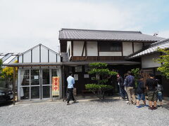 多度津の名店、根っ子うどんです

こんな場所なのに店の外まで行列ができています
美味しいお店っていう、なによりの証拠！