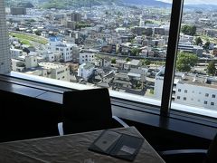 朝食ブッフェの会場は、ホテル最上階（１４階）のレストランなので眺めは最高！

朝食後、娘たちは帰り支度をして荷物をフロントに預けるため、自分たちのホテル（リッチモンドホテル松本）に戻り、我々は、同じく帰り支度をしてチェックアウトし、ＪＲ松本駅に立ち寄りコインロッカーに荷物を預けて、娘たちをホテルまで迎えに行き、松本城に行くことにした。

チェックアウト時、フロントで色々と来ていたら、松本城への入場の待ち時間はすでに９０分との情報が入っているとのことだった。

なお、松本駅までは、送迎バスを出してくれたので助かった。
朝食以外は、従業員の態度やサービス、部屋の清潔さ等文句のない良いホテルだった。