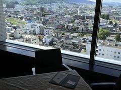 朝食ブッフェの会場は、ホテル最上階（１４階）のレストランなので眺めは最高！

朝食後、娘たちは帰り支度をして荷物をフロントに預けるため、自分たちのホテル（リッチモンドホテル松本）に戻り、我々は、同じく帰り支度をしてチェックアウトし、ＪＲ松本駅に立ち寄りコインロッカーに荷物を預けて、娘たちをホテルまで迎えに行き、松本城に行くことにした。

チェックアウト時、フロントで色々と来ていたら、松本城への入場の待ち時間はすでに９０分との情報が入っているとのことだった。

なお、松本駅までは、送迎バスを出してくれたので助かった。
朝食以外は、従業員の態度やサービス、部屋の清潔さ等文句のない良いホテルだった。