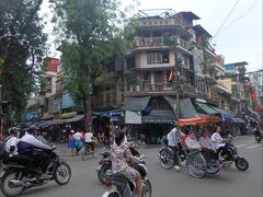 まさにこれこそが、ずっと見てみたかったハノイ旧市街！ 

うわ～ めっちゃテンション上がるなぁ～！！(^▽^)