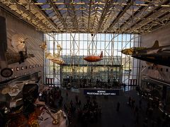 昨日はダレス空港近くの別館へ行ったので、今日は航空宇宙博物館本館に。
エントランスに天井から吊るされている機体も歴史的なものばっかりで興奮ＭＡＸです。
