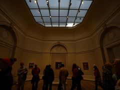 目玉のダヴィンチの絵画でもこの混雑具合。
日本の美術館だったら人混みでまともに見れないはず