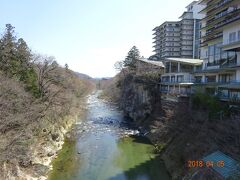 秋保大滝から距離にして約15km、秋保温泉の温泉街へ。
その入り口にある磊々峡（らいらいきょう）。