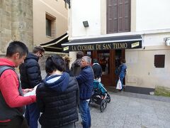 一息ついたらさっそくバル巡りへ出発！ まずはこちらへ。La Cuchara de San Telmo。開店前から行列してます。