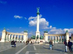 アンドラーシ通りの終着点に英雄広場と呼ばれる大きな広場がありハンガリーの歴史を築いてきた英雄たちの銅像が並んでいました。
ガイドブックによると、西暦１０００年のクリスマスの日に、中央の大天使ガブリエルがローマ法王の夢に現れ、イシュトバーン１世に王位を授けるよう告げたそうですよ。