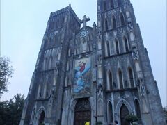 教会の前でちょこっと降ろしてもらって写真を撮りました。想像していたよりはるかに大きくて、すごい迫力！！

1886年、フランスによって建立されたゴシック様式のカトリック教会で、パリのノートルダム大聖堂を模して造られたそうです。

外壁が汚れで真っ黒なのが何とも・・。ヨーロッパの教会と違って高温多湿だからきれいにしてもすぐにカビが生えたりしてしまうんでしょうか。でも却ってそれがために凄みが増している感じがします。